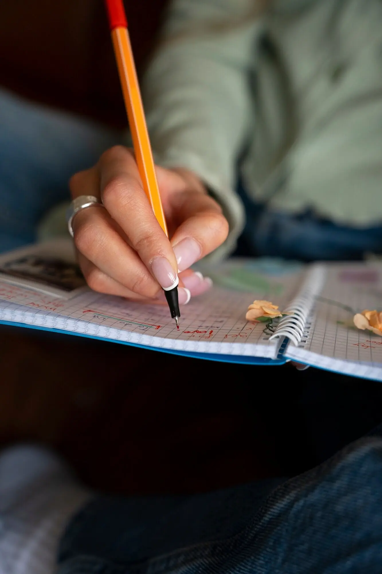 Женщина, вид спереди, занимается творческим ведением дневника.