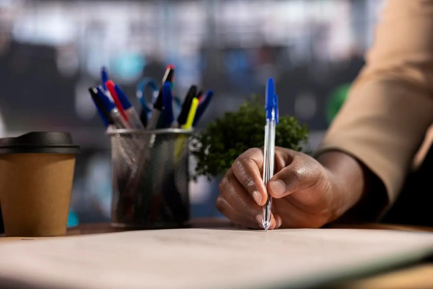 Мультикультурная команда женщин-руководителей на корпоративной встрече подписывает соглашение.